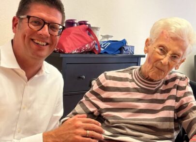 Marianne Krahe mit Bürgermeister Stephan Muckel