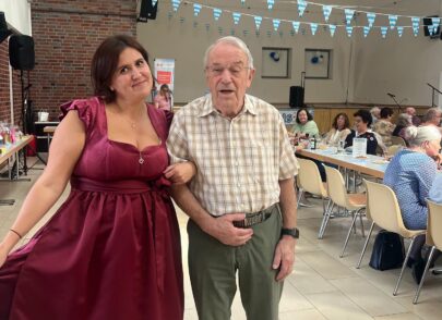 Frau im Dirndl mit Bewohner